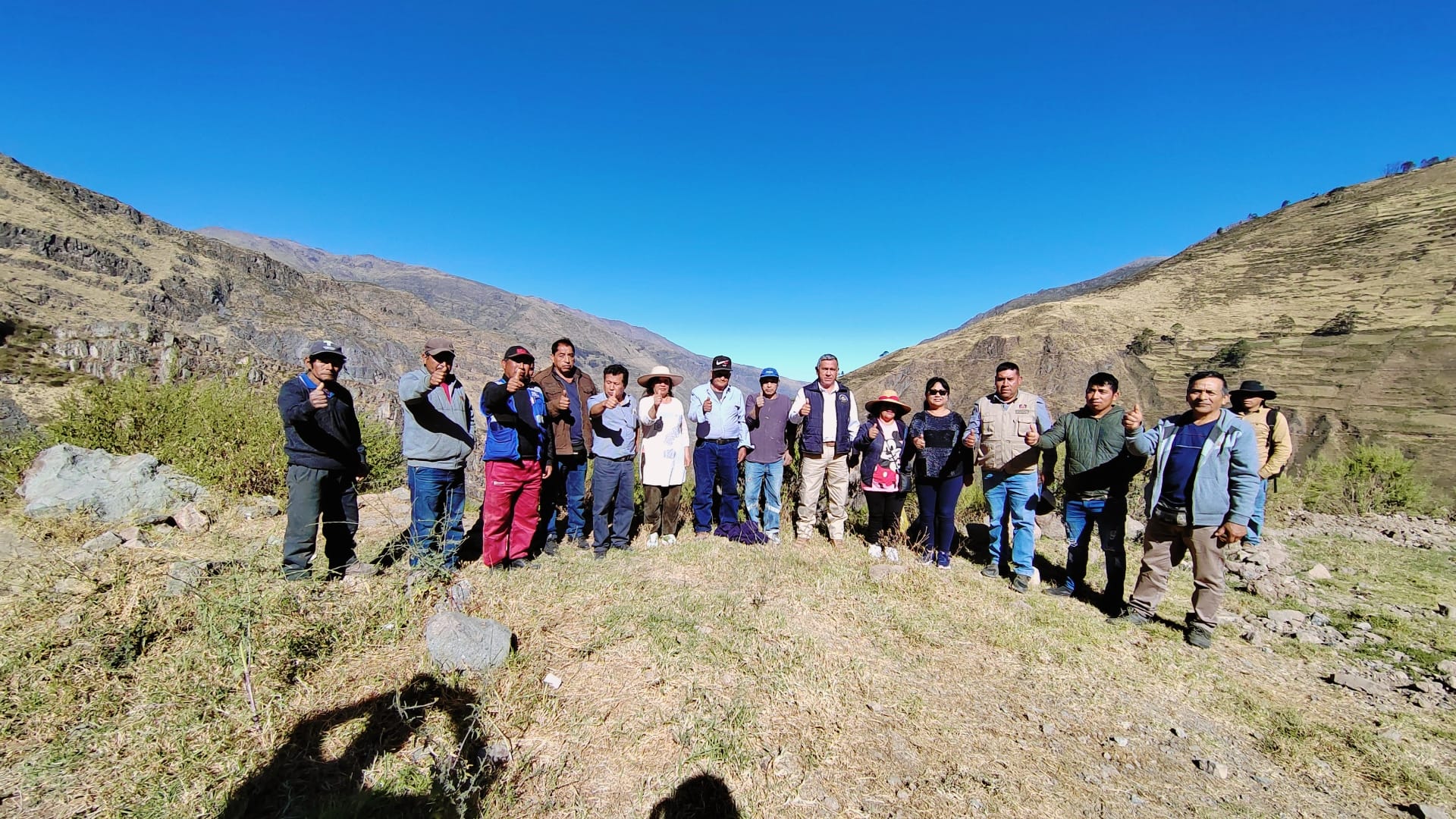 Alcalde provincial apoyará con maquinarias para habilitar trocha que beneficiará a productores agrícolas en Santa Cruz de Andamarca