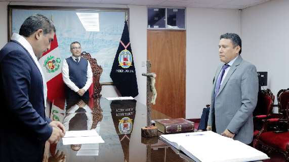 Juez decano de la Corte Superior del Callao, Saúl Beltrán Reyes, tomó juramento al servidor Robert William Calderón Castillo como juez supernumerario del Primer Juzgado de Paz Letrado del Callao