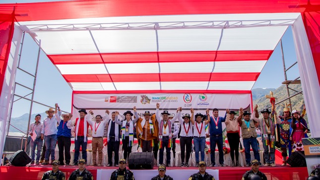 Gobernador Percy Godoy junto a autoridades de la mancomunidad regional de los andes inauguraron puente interregional pampas que une a Apurímac y Ayacucho