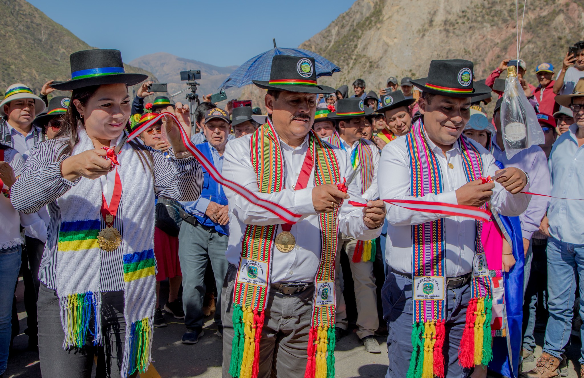 Gobernador Percy Godoy junto a autoridades de la mancomunidad regional de los andes inauguraron puente interregional pampas que une a Apurímac y Ayacucho