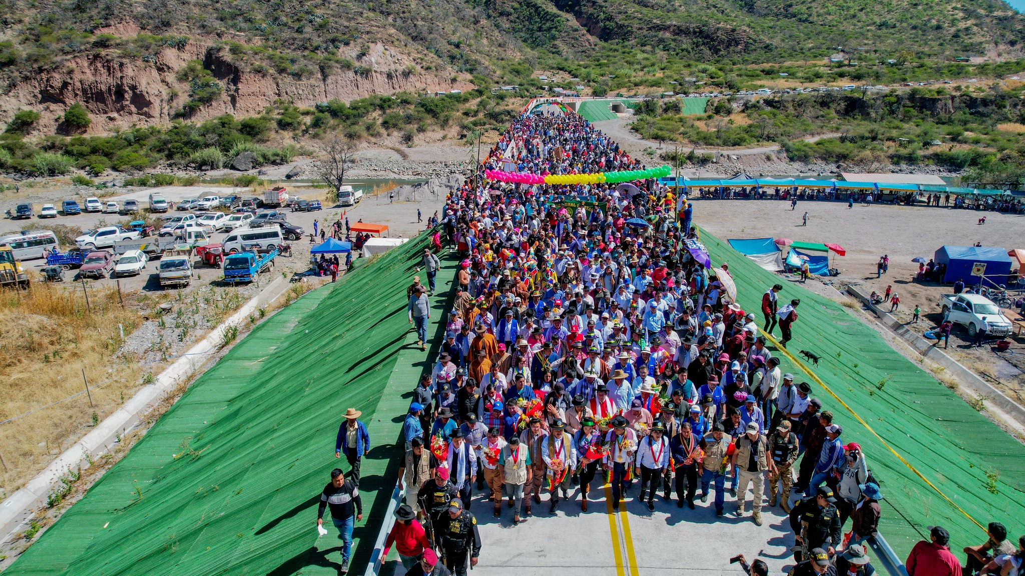 Gobernador Percy Godoy junto a autoridades de la mancomunidad regional de los andes inauguraron puente interregional pampas que une a Apurímac y Ayacucho