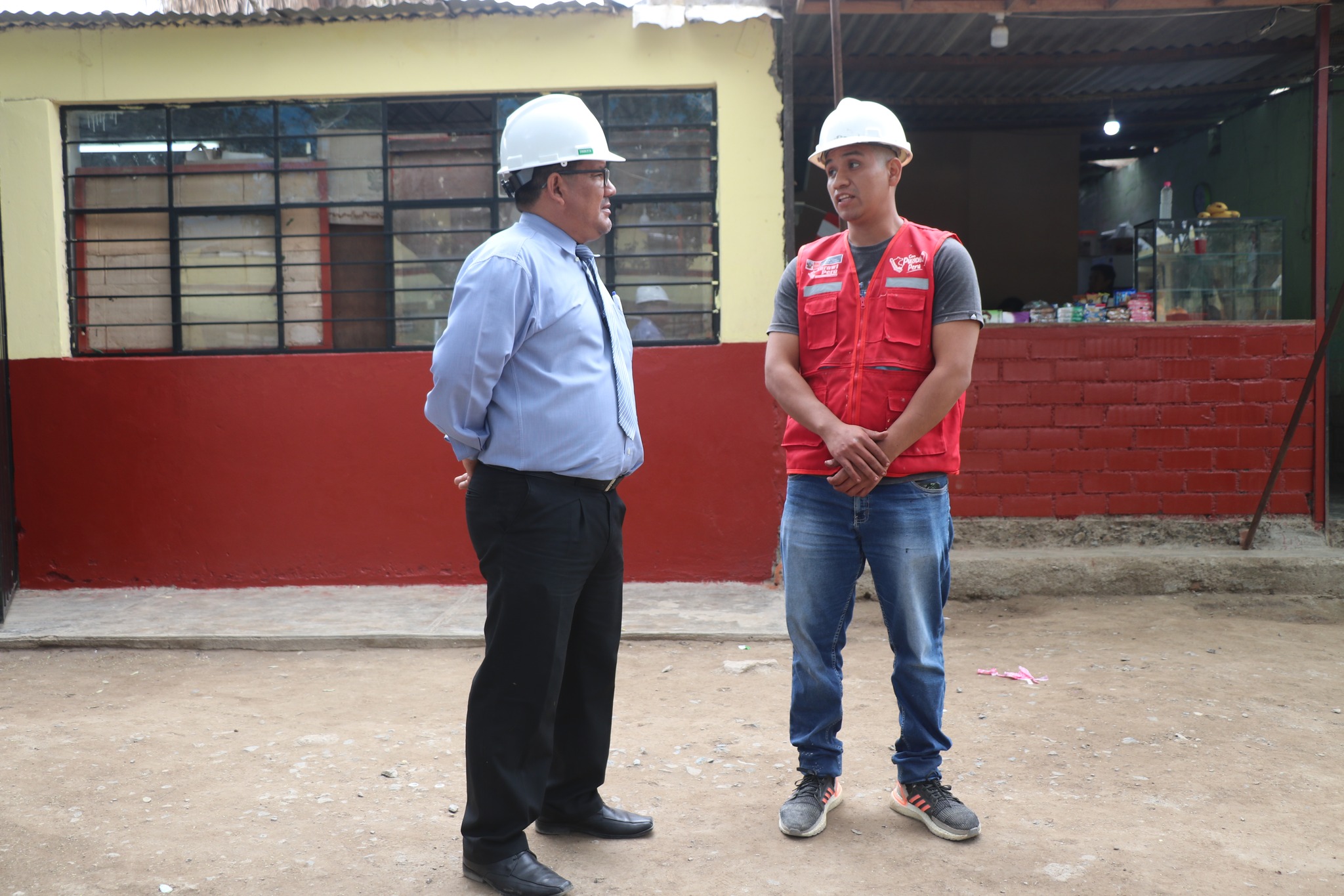 ALCALDE LIC. JUAN REAÑO SUPERVISA EL AVANCE DE LOS TRABAJOS QUE SE REALIZA EN LA I.E. VICTOR RAUL HAYA DE LA TORRE