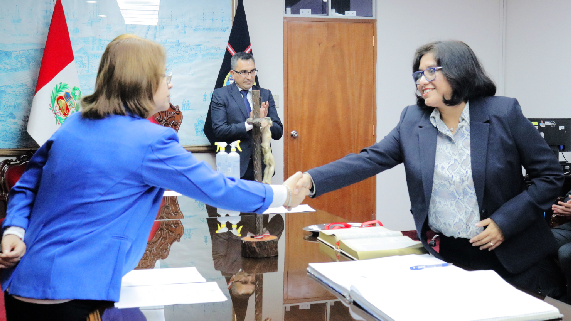 Juramentación de magistrada Virginia Ulfe Herrera juramentó como jueza superior provisional de la Sala Laboral Transitoria