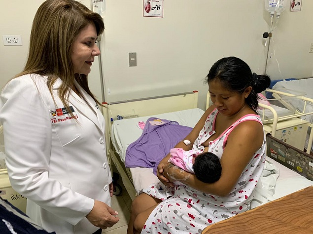 La Ministra de Salud visitó a la primera bebé nacida el 2020 en el Hospital de Huaycán.