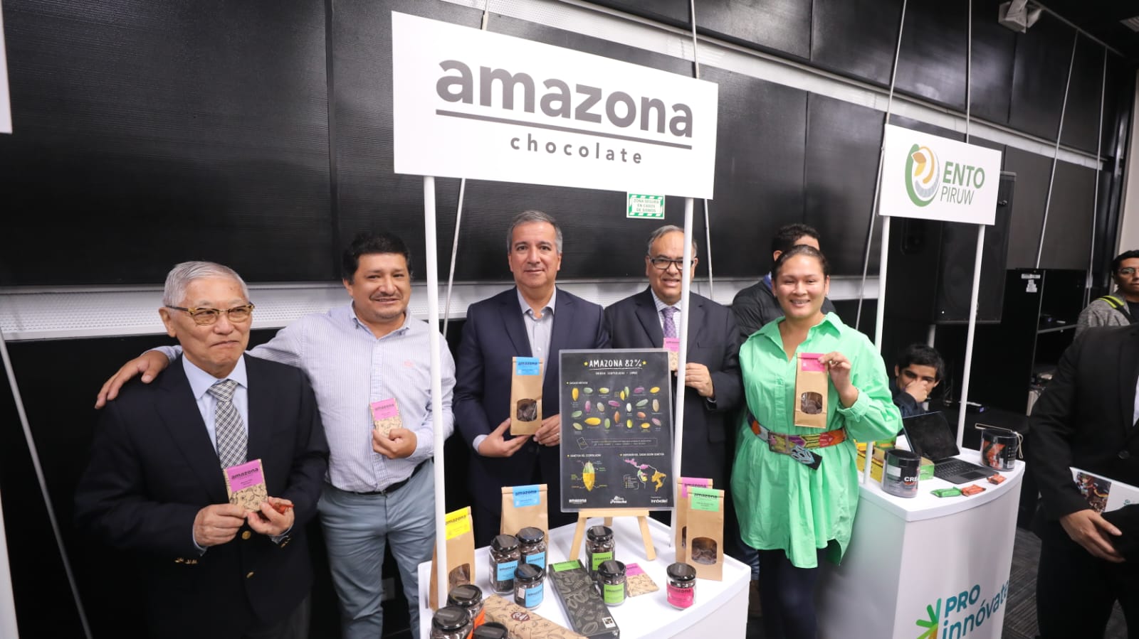 Ministro de la Producción junto a otros funcionarios del sector en la feria de exhibición de proyectos cofinanciados por ProInnóvate