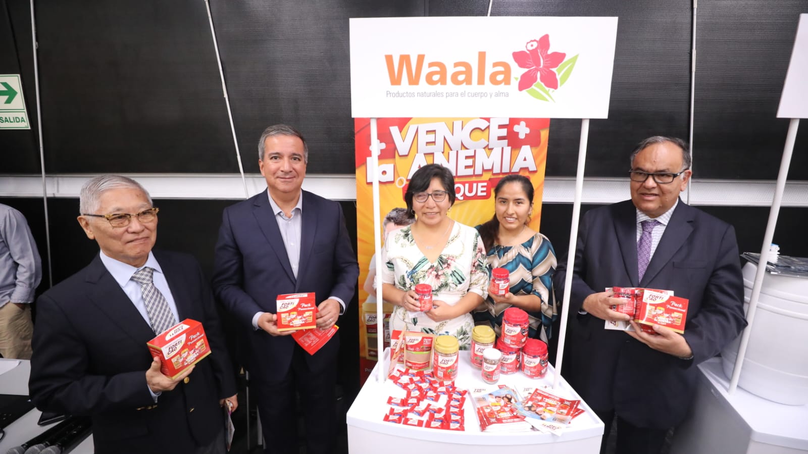 Ministro de la Producción junto a otros funcionarios del sector en la feria de exhibición de proyectos cofinanciados por ProInnóvate