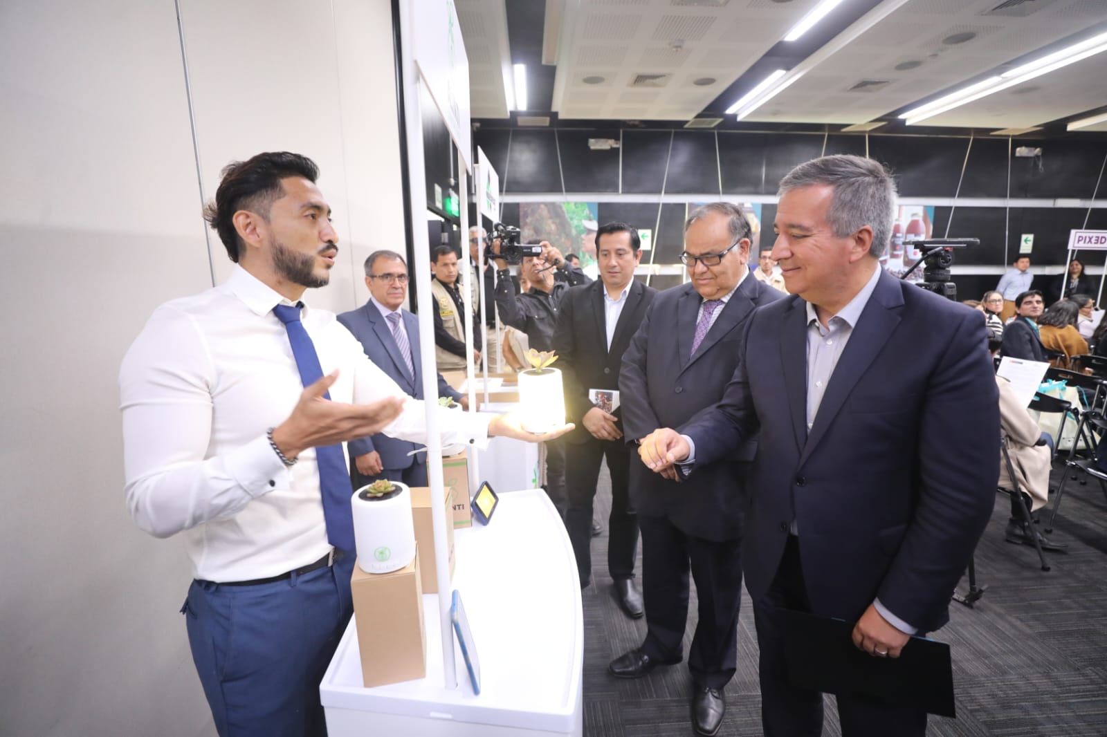 Ministro de la Producción junto a otros funcionarios del sector en la feria de exhibición de proyectos cofinanciados por ProInnóvate