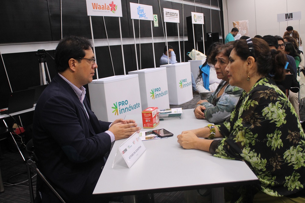 Feria de fondos donde se le brindó información al público en general sobre los recursos no reembolsables que ofrece el programa