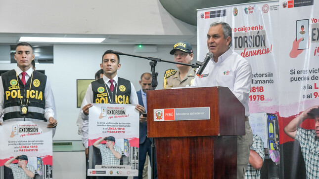 El Ministerio del Interior (Mininter) y la Policía Nacional presentaron la campaña “Yo no caigo en la extorsión, yo denuncio”, con el objetivo de sensibilizar a la ciudadanía sobre la importancia de tomar medidas preventivas frente a este delito.

Bajo el hashtag #PorUnPaísSeguro, el Mininter pone a disposición de la ciudadanía los siguientes canales para denunciar a los extorsionadores: la Línea 1818 y el teléfono 942841978.

Esta iniciativa busca fomentar la participación activa de la población en la lucha contra las bandas criminales dedicadas a la extorsión. Además, se brindará información sobre las modalidades extorsivas y recomendaciones para evitar convertirse en víctimas de estos delincuentes.
 
La presentación de la campaña contó con la participación del ministro del Interior, Vicente Romero; el comandante general de la PNP, general de Policía Jorge Angulo; el director nacional de Investigación Criminal de la Policía Nacional, General PNP Óscar Arriola, entre otras autoridades.

El ministro del Interior enfatizó la importancia de que la población se sienta protegida, y remarcó que por ello se está trabajando con las comisarías para una atención rápida y orientación adecuada a los ciudadanos que formulen denuncias.

Asimismo, resaltó que la campaña “Yo no caigo en la extorsión, yo denuncio” está dirigida a enfrentar directamente las extorsiones, ya que la seguridad ciudadana es una de las prioridades en este Gobierno.
  
Es importante señalar que, con el trabajo conjunto del Ministerio del Interior y la Policía Nacional, se busca que personas naturales, emprendedores, empresarios y ciudadanía en general accedan a información oportuna y útil para evitar caer en manos de estas bandas criminales que extorsionan a las víctimas y sus familiares.
 
Intensificación de operativos
Por su parte el comandante general de la Policía, general PNP Jorge Angulo, señaló que la Policía Nacional del Perú (PNP) ha intensificado los operativos para frenar el accionar de estas mafias y proteger a la ciudadanía. Por ello, en lo que va del 2023, ha capturado a 289 personas vinculadas a delitos extorsivos en todo el país. Esta cifra representa un aumento del 165 % de las detenciones por este delito, en comparación con el mismo periodo del 2022, en el cual fueron detenidos 175 extorsionadores.
 

