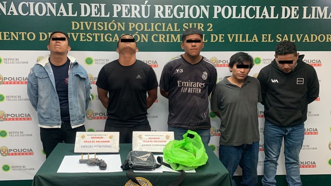 Duro golpe a criminalidad en Lima Sur. Personal de la División Policial (Divpol) Sur 2 desarticuló a las agrupaciones criminales “Los Chamos Malditos de Pamplona” y “Los Sanguinarios del Hueco”, en operativos ejecutados en los distritos de San Juan de Miraflores y Villa El Salvador. 
Las acciones policiales permitieron la detención de siete personas, cinco de ellos peruanos, dos venezolanos y un colombiano.
La primera intervención ocurrió en el sector 28 de Julio de Pamplona Alta, en el distrito de San Juan de Miraflores, donde los efectivos policiales detuvieron a tres miembros de la banda criminal “Los Chamos Malditos de Pamplona”. 
Se trata de los ciudadanos venezolanos Deibys Reyes (25) y Yorbleider Tudares (32), así como el colombiano Jhon Meneses (28), quienes minutos antes habían extorsionado a una persona que había adquirido un préstamo “gota a gota”.  
Según el jefe de la Divpol Sur 2, Cnel. PNP Jorge Barboza, esta acción pudo concretarse, gracias a las denuncias que recibió la Policía Nacional. “Es muy importante que las personas agraviadas o quienes conocen de estas actividades delictivas denuncien los casos a la Policía Nacional para que nosotros tengamos todo el marco legal de actuación”, explicó el coronel Barboza.
Durante el operativo también se incautaron tres motos lineales, la suma de S/ 1845 en efectivo, cinco teléfonos celulares, tarjetas con avisos sobre los préstamos “gota a gota” y manuscritos que ayudarán en las investigaciones. 
Detienen a implicado en otro crimen
La segunda intervención se realizó en la losa deportiva del proyecto integral Nuevo Horizonte, conocida como “El Hueco”, en Villa El Salvador, donde se capturó a cuatro miembros de la banda criminal “Los Sanguinarios del Hueco”. 
Los efectivos policiales capturaron a Carlos Aldazabal (35), César Poma (22), Jairo Rodríguez (22) y Gregory Arroyo (37), por el presunto delito de microcomercialización de drogas. 
En el segundo operativo también se detuvo a Brayan Cuevas (21), alias “Norteño”, quien formaría parte de la presunta banda criminal “Los Malditos del Norte” y estaría implicado en un asesinato. También se incautó una moto lineal, un revólver abastecido con municiones y un paquete de 500 gramos de marihuana. 
