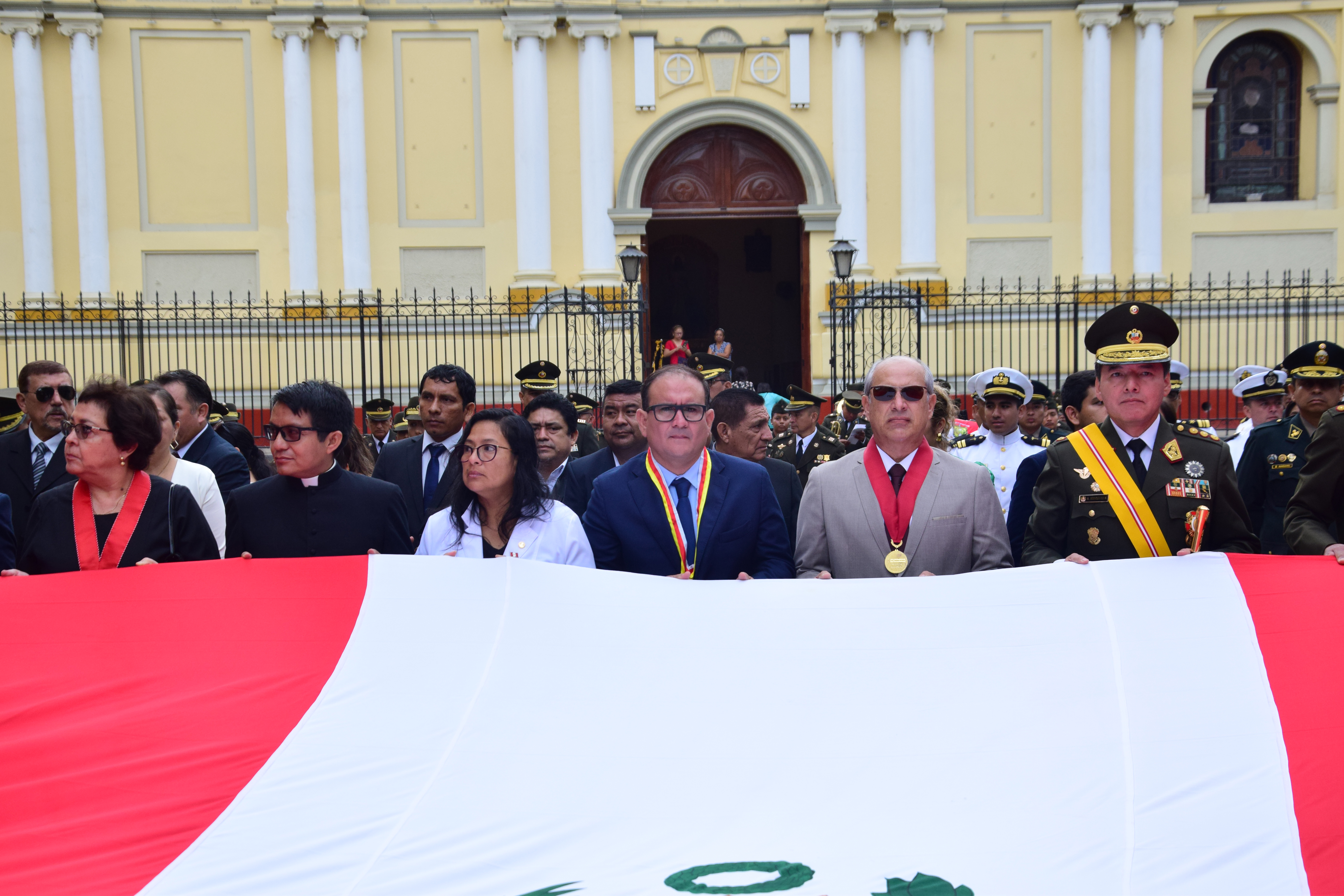 La ceremonia comenzó con el paseo de la Bandera Nacional, desde la avenida Grau hasta el óvalo Bolognesi,