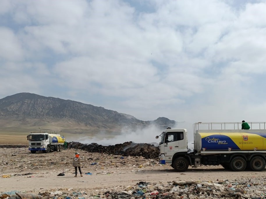 continua la emanación de humo