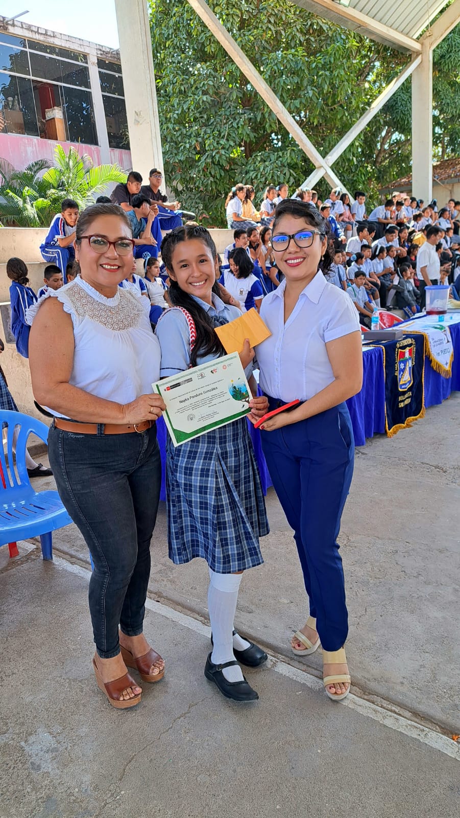 Estudiante recibe premio de Especialistas de la UGEL Bellavista.