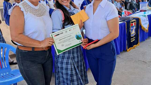 Estudiante recibe premio de Especialistas de la UGEL Bellavista.