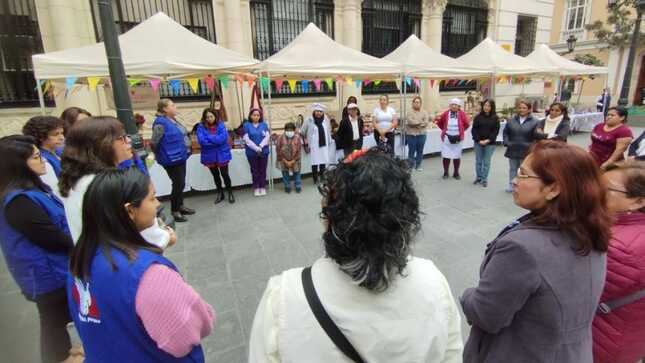 Mujeres emprendedoras y funcionarias de la Defensoría del Pueblo