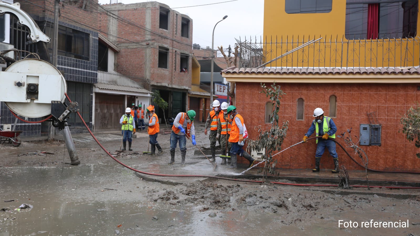 Trabajadores arreglando aniego