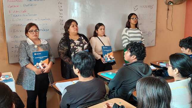 MUNICIPALIDAD DE HUAURA ENTREGA COMPENDIO ACADÉMICO A ESTUDIANTES DE LA ACADEMIA PREUNIVERSITARIA MUNICIPAL