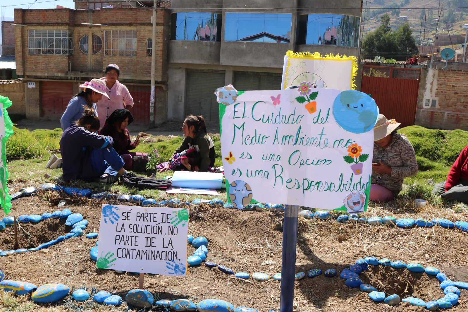 Con jornada de forestación junto a padres de familia