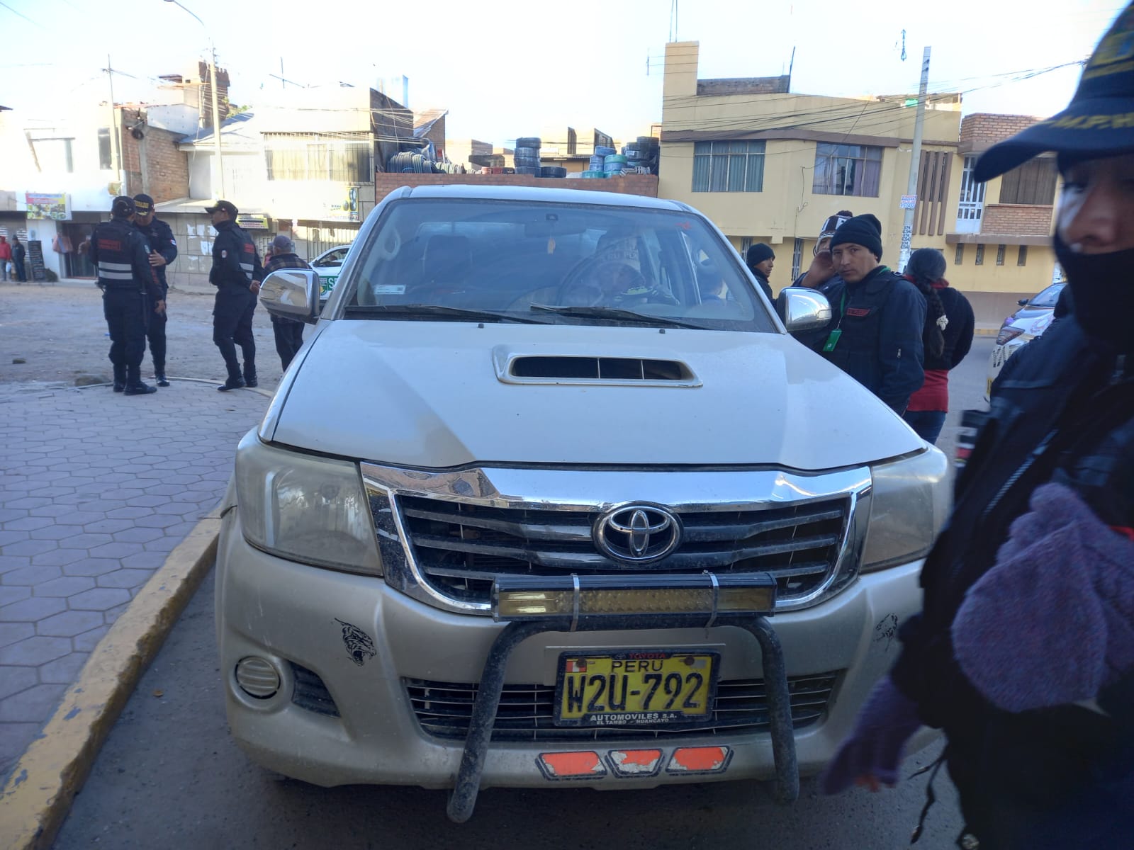 AUTOS INFORMALES HACEN USO DE LA VÍA PÚBLICA