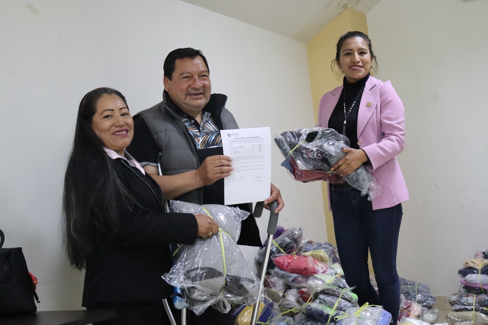 MUNICIPALIDAD DE HUANCAYO entregó frazadas y prendas a distritos afectados por heladas.