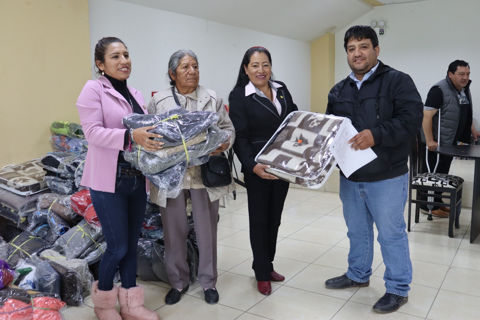 MUNICIPALIDAD DE HUANCAYO entregó frazadas y prendas a distritos afectados por heladas.