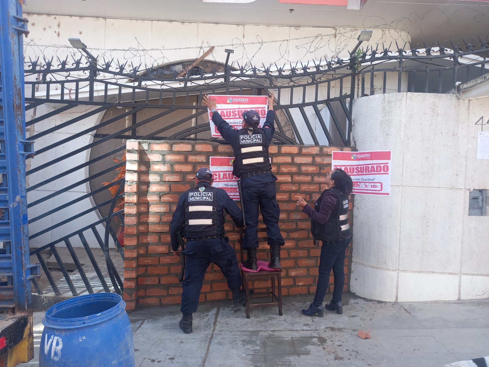 Construyen muro en puertas de discoteca informal