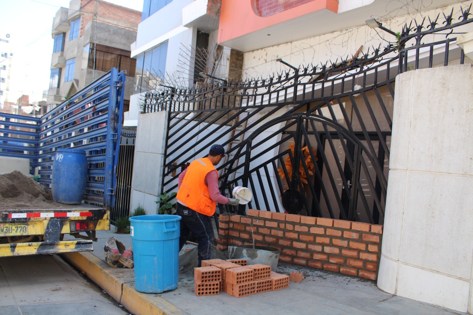 Construyen muro en puertas de discoteca informal