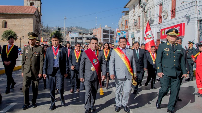 En un ambiente de fiesta y algarabía gobernador Percy Godoy participó con éxito en actividades por el 198° aniversario de Andahuaylas
