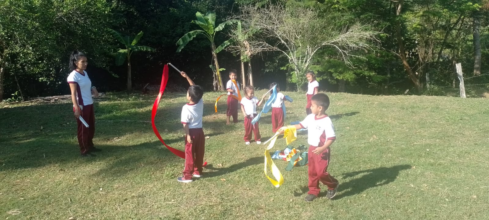 Niños interactuando con su promotora.