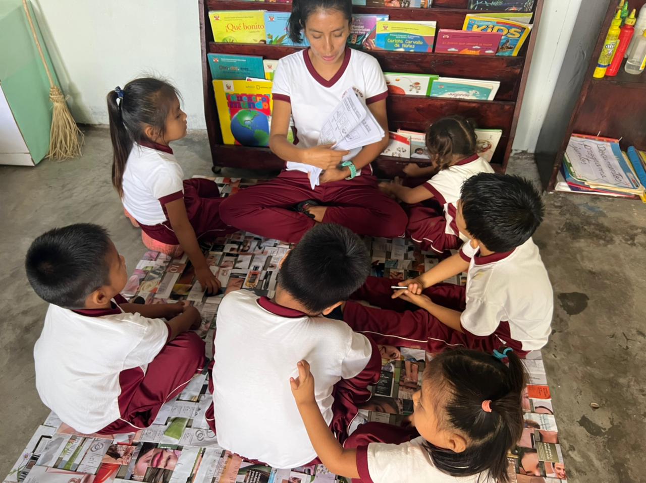 Promotora de Gotitas de Amor, junto a sus niños.