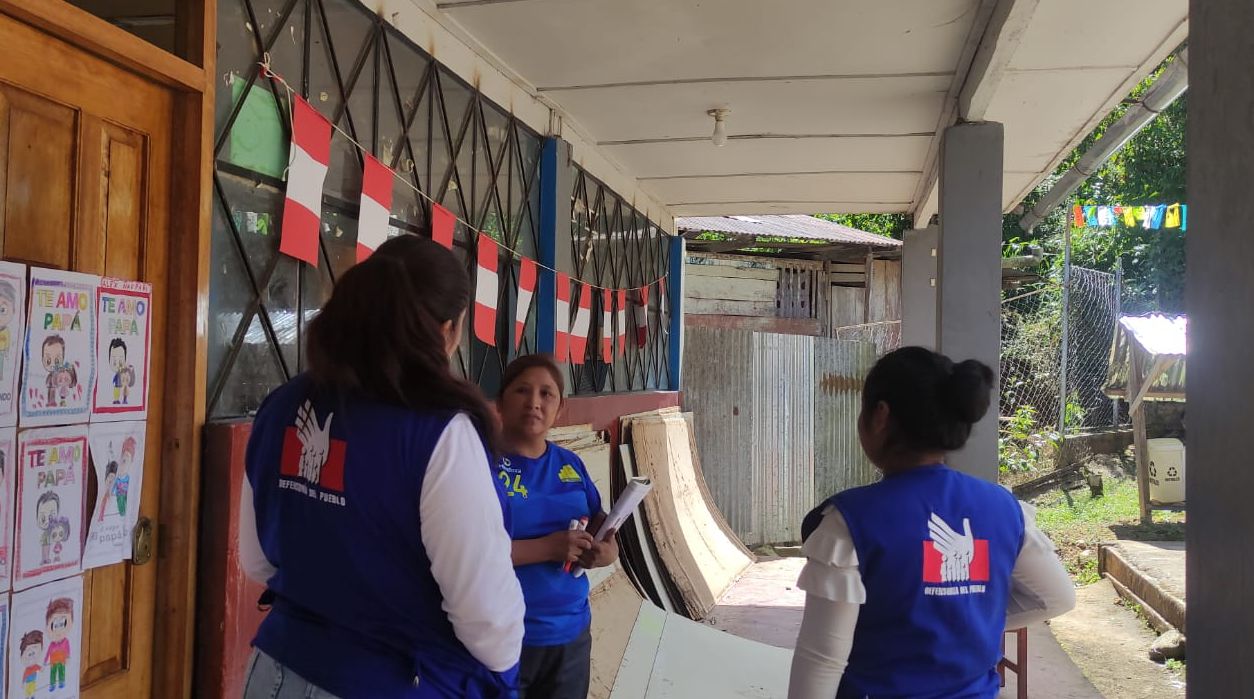 Representante de la Defensoría del Pueblo en trabajo de supervisión a colegio