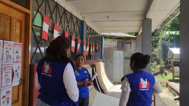 Representante de la Defensoría del Pueblo en trabajo de supervisión a colegio