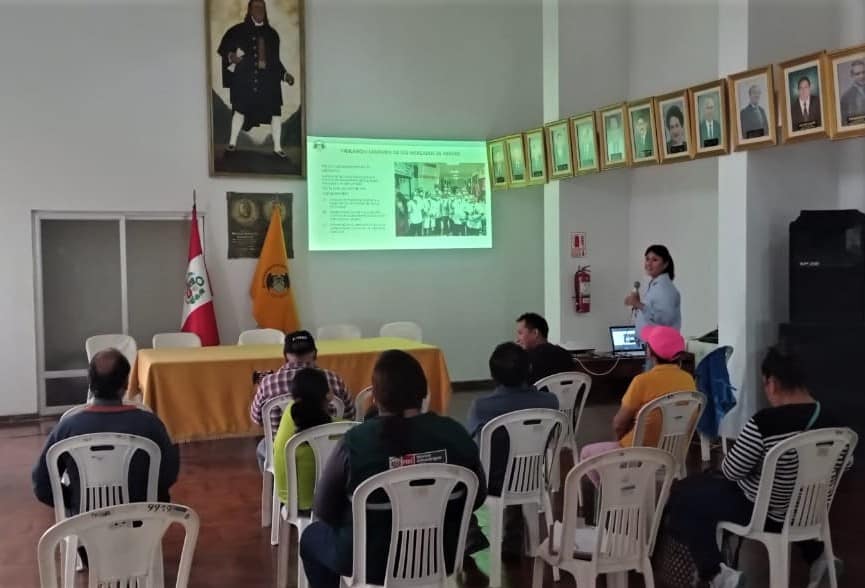 Capacitan a comerciantes de los mercados de abastos del distrito de Huaral en reglamentos de inocuidad agroalimentaria y sanitario