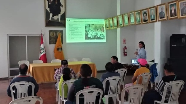 Capacitan a comerciantes de los mercados de abastos del distrito de Huaral en reglamentos de inocuidad agroalimentaria y sanitario
