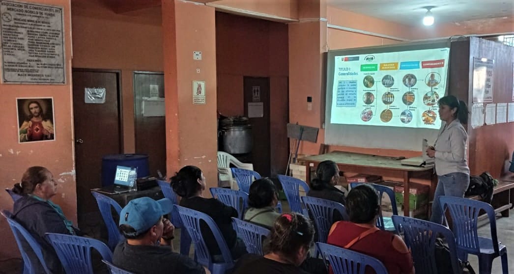 Capacitan a comerciantes de los mercados de abastos del distrito de Huaral en reglamentos de inocuidad agroalimentaria y sanitario