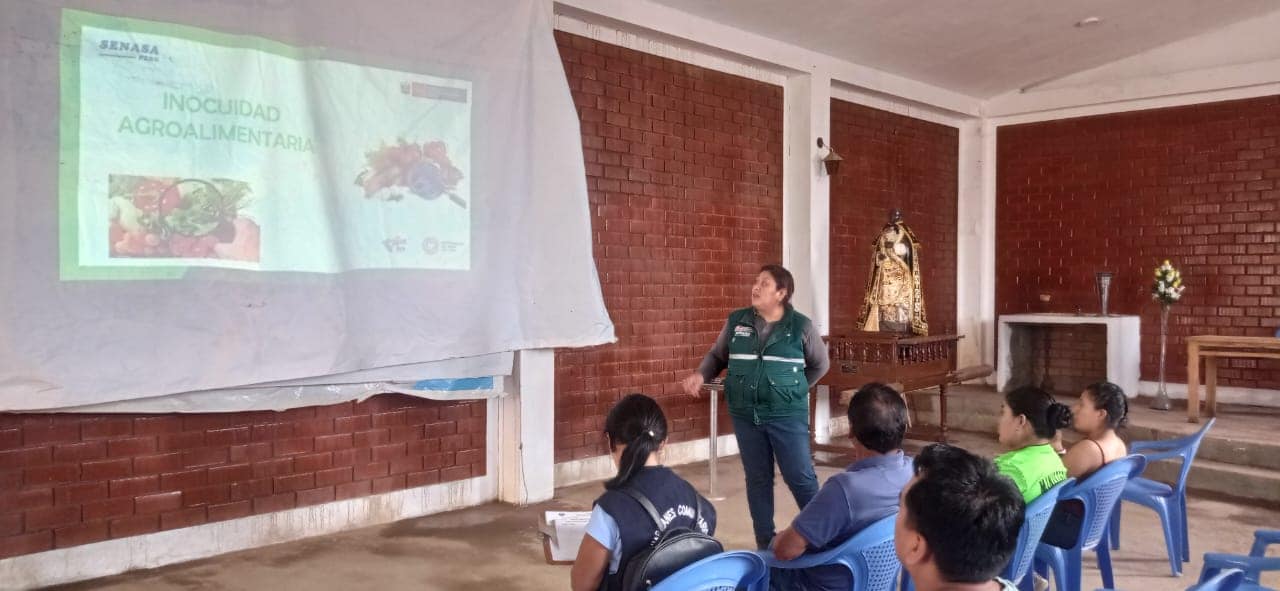 Capacitan a comerciantes de los mercados de abastos del distrito de Huaral en reglamentos de inocuidad agroalimentaria y sanitario
