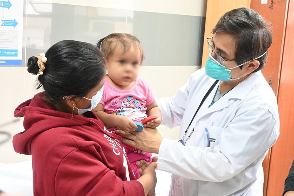 Imagen de un doctor evaluando a un bebé