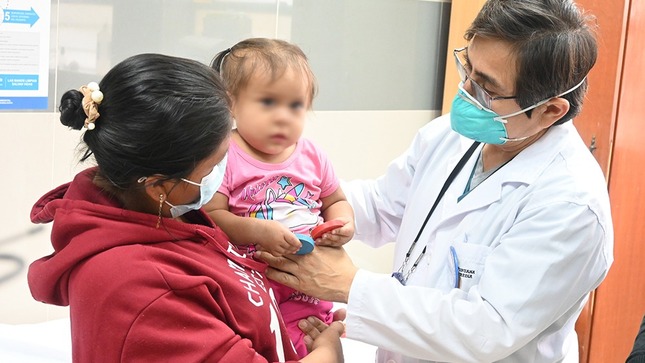 Imagen de un doctor evaluando a un bebé