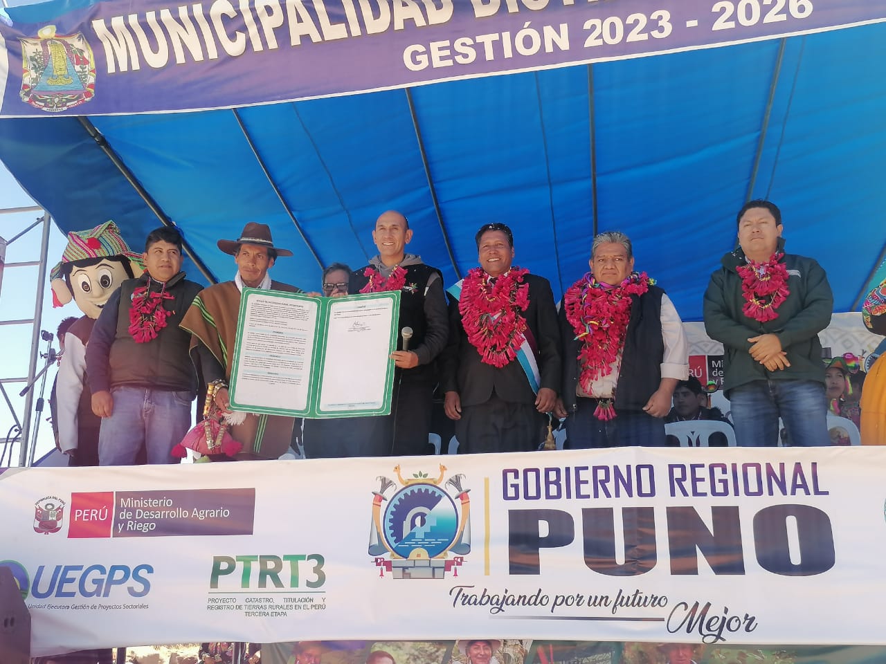 Foto de Autoridades de Puno muestran títulos