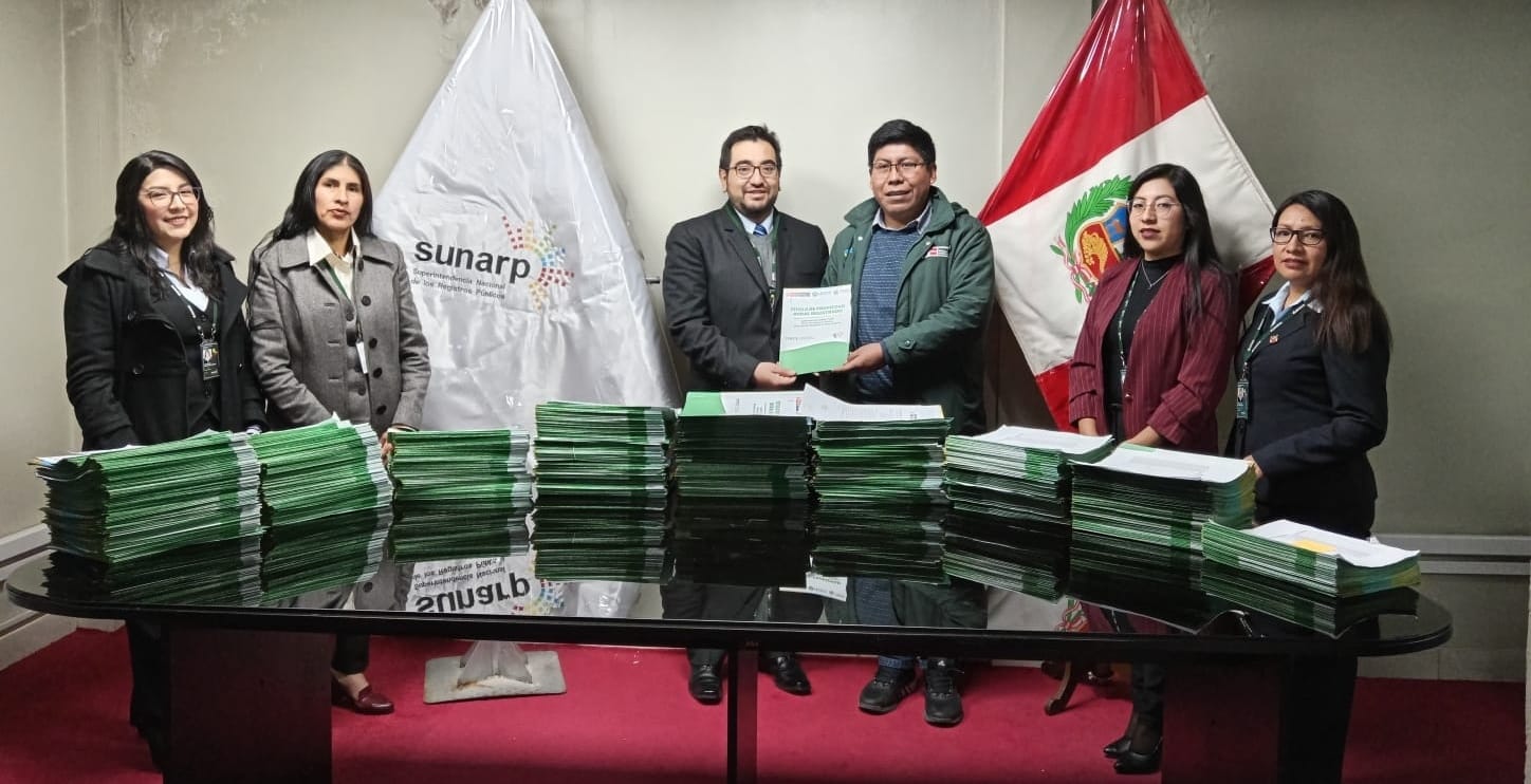 Foto de Servidores de Sunarp Puno muestran materiales 1