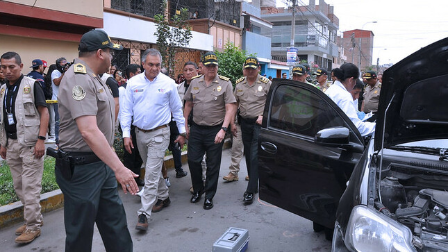 En un contundente golpe a la delincuencia, la Policía Nacional del Perú (PNP) frustró el secuestro de una empresaria por parte de delincuentes extranjeros, luego de una intensa persecución por las calles de San Martín de Porres y Los Olivos. 

El ministro del Interior, Vicente Romero, llegó a la zona donde se rescató a la víctima, y destacó la efectiva intervención policial que aseguró la protección de la mujer. Además, calificó el operativo como una respuesta positiva de la Policía Nacional. 

“Hemos dado disposiciones claras y firmes para continuar con estas acciones. Todas las operaciones y estrategias implementadas están dando resultados, tanto en la prevención como en el combate frontal contra la delincuencia y la criminalidad”, remarcó el ministro.

El titular del Mininter informó que la empresaria se encuentra a salvo y se logró la detención de tres delincuentes extranjeros que participaron en el intento de secuestro. La Policía Nacional está tras los pasos del cuarto sujeto, quien manejaba el auto utilizado por los delincuentes para perpetrar el delito y finalmente se dio a la fuga.

El ministro Vicente Romero también resaltó que la exitosa intervención policial en Los Olivos es el resultado de la implementación de la nueva estrategia de patrullaje motorizado “Halcón Cazador”, la cual tiene como objetivo combatir los delitos de alto impacto en Lima Metropolitana. Destacó, además, la alerta rápida a la Línea 105 que propició el rescate.

Durante la intervención, la PNP incautó el vehículo con el que los tres hampones intentaron secuestrar a la empresaria y las tres armas de fuego que utilizaron. Se informó que los dos delincuentes heridos vienen recibiendo atención médica para luego ser puestos a disposición de las autoridades. Los peritos de criminalística llegaron a la zona para tomar las muestras respectivas en el marco de las investigaciones.
