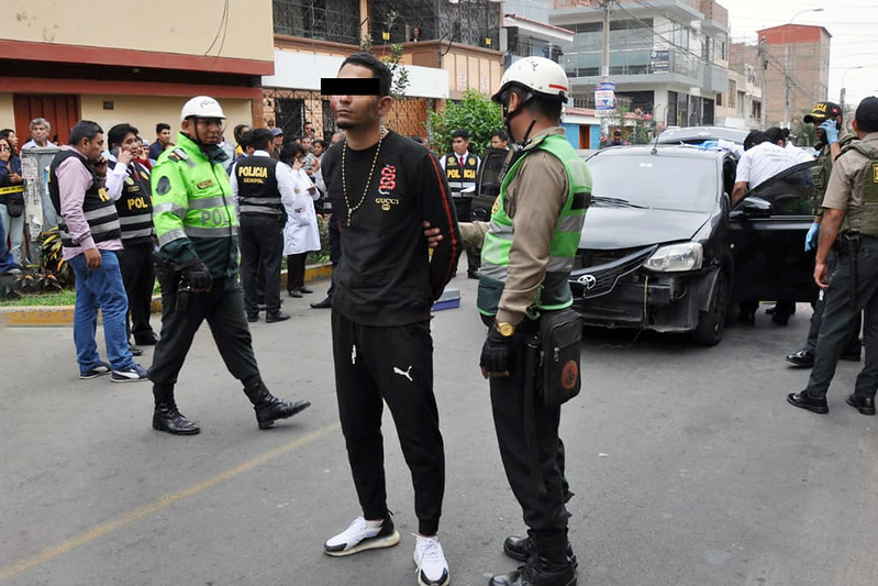 En un contundente golpe a la delincuencia, la Policía Nacional del Perú (PNP) frustró el secuestro de una empresaria por parte de delincuentes extranjeros, luego de una intensa persecución por las calles de San Martín de Porres y Los Olivos.
El ministro del Interior, Vicente Romero, llegó a la zona donde se rescató a la víctima, y destacó la efectiva intervención policial que aseguró la protección de la mujer. Además, calificó el operativo como una respuesta positiva de la Policía Nacional.
“Hemos dado disposiciones claras y firmes para continuar con estas acciones. Todas las operaciones y estrategias implementadas están dando resultados, tanto en la prevención como en el combate frontal contra la delincuencia y la criminalidad”, remarcó el ministro.
El titular del Mininter informó que la empresaria se encuentra a salvo y se logró la detención de tres delincuentes extranjeros que participaron en el intento de secuestro. La Policía Nacional está tras los pasos del cuarto sujeto, quien manejaba el auto utilizado por los delincuentes para perpetrar el delito y finalmente se dio a la fuga.
El ministro Vicente Romero también resaltó que la exitosa intervención policial en Los Olivos es el resultado de la implementación de la nueva estrategia de patrullaje motorizado “Halcón Cazador”, la cual tiene como objetivo combatir los delitos de alto impacto en Lima Metropolitana. Destacó, además, la alerta rápida a la Línea 105 que propició el rescate.
Durante la intervención, la PNP incautó el vehículo con el que los tres hampones intentaron secuestrar a la empresaria y las tres armas de fuego que utilizaron. Se informó que los dos delincuentes heridos vienen recibiendo atención médica para luego ser puestos a disposición de las autoridades. Los peritos de criminalística llegaron a la zona para tomar las muestras respectivas en el marco de las investigaciones.