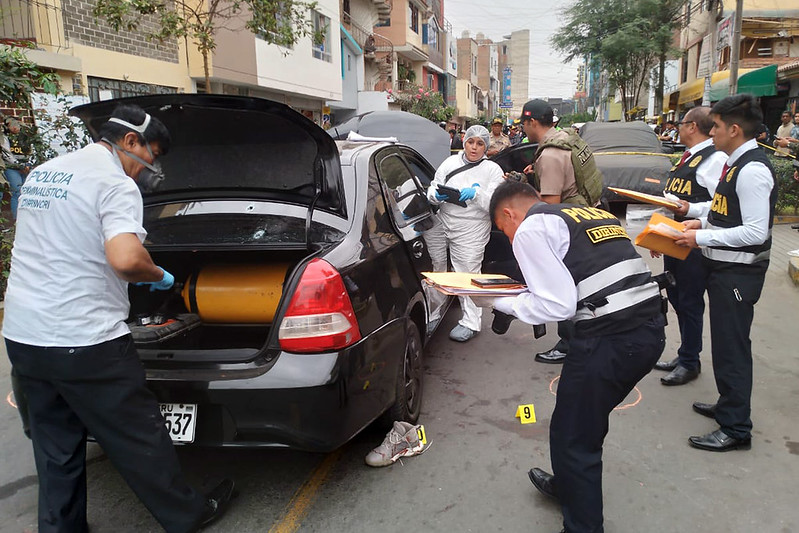 En un contundente golpe a la delincuencia, la Policía Nacional del Perú (PNP) frustró el secuestro de una empresaria por parte de delincuentes extranjeros, luego de una intensa persecución por las calles de San Martín de Porres y Los Olivos.
El ministro del Interior, Vicente Romero, llegó a la zona donde se rescató a la víctima, y destacó la efectiva intervención policial que aseguró la protección de la mujer. Además, calificó el operativo como una respuesta positiva de la Policía Nacional.
“Hemos dado disposiciones claras y firmes para continuar con estas acciones. Todas las operaciones y estrategias implementadas están dando resultados, tanto en la prevención como en el combate frontal contra la delincuencia y la criminalidad”, remarcó el ministro.
El titular del Mininter informó que la empresaria se encuentra a salvo y se logró la detención de tres delincuentes extranjeros que participaron en el intento de secuestro. La Policía Nacional está tras los pasos del cuarto sujeto, quien manejaba el auto utilizado por los delincuentes para perpetrar el delito y finalmente se dio a la fuga.
El ministro Vicente Romero también resaltó que la exitosa intervención policial en Los Olivos es el resultado de la implementación de la nueva estrategia de patrullaje motorizado “Halcón Cazador”, la cual tiene como objetivo combatir los delitos de alto impacto en Lima Metropolitana. Destacó, además, la alerta rápida a la Línea 105 que propició el rescate.
Durante la intervención, la PNP incautó el vehículo con el que los tres hampones intentaron secuestrar a la empresaria y las tres armas de fuego que utilizaron. Se informó que los dos delincuentes heridos vienen recibiendo atención médica para luego ser puestos a disposición de las autoridades. Los peritos de criminalística llegaron a la zona para tomar las muestras respectivas en el marco de las investigaciones.