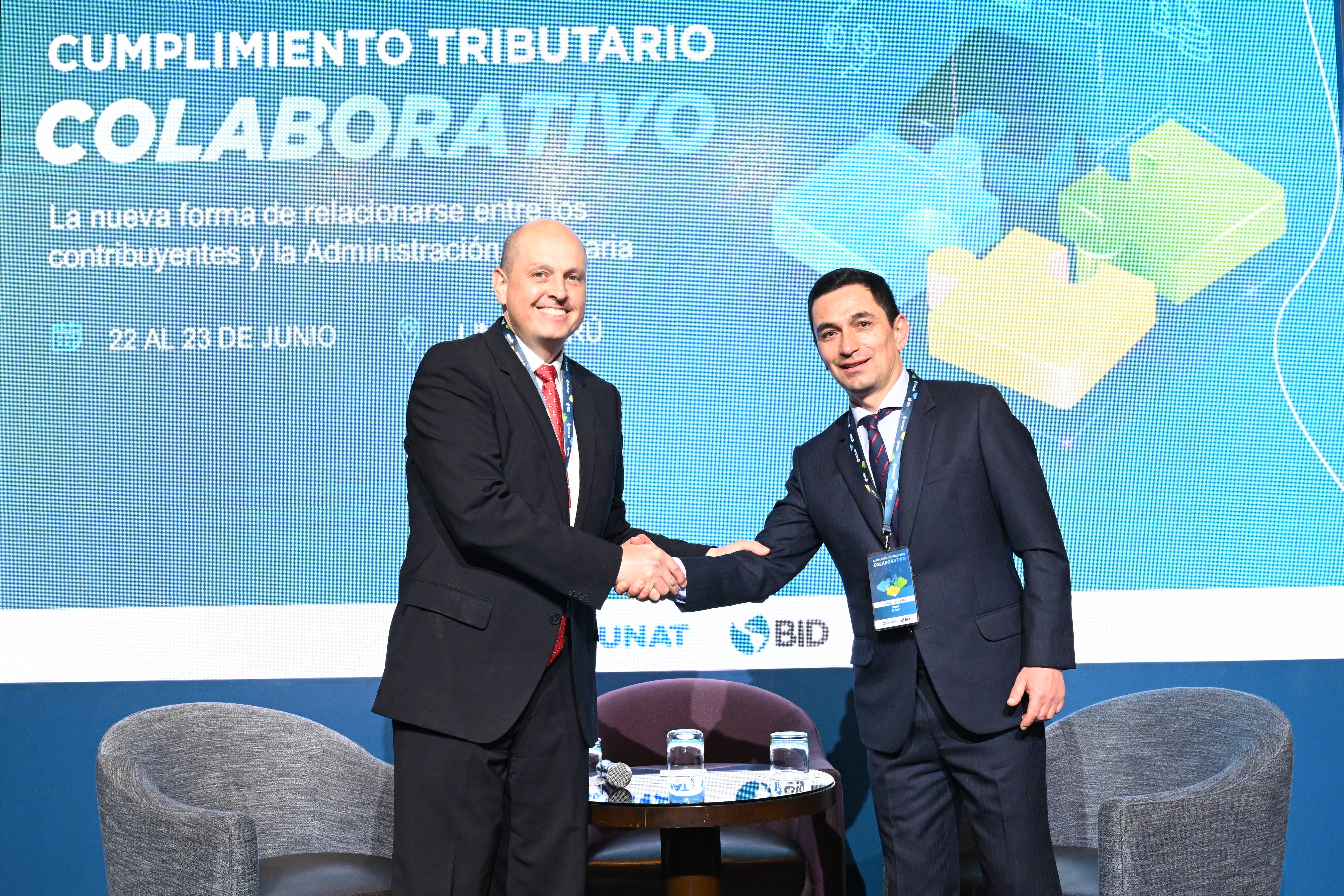 Emilio Pineda, jefe de la División de Gestión Fiscal del BID y  Enrique Vera Castillo, superintendente nacional de la SUNAT.