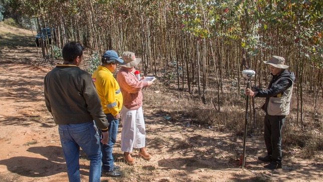 Servidores de la Unidad Ejecutora y vecinos de Cerro Sazón delimitando el sitio arqueológico