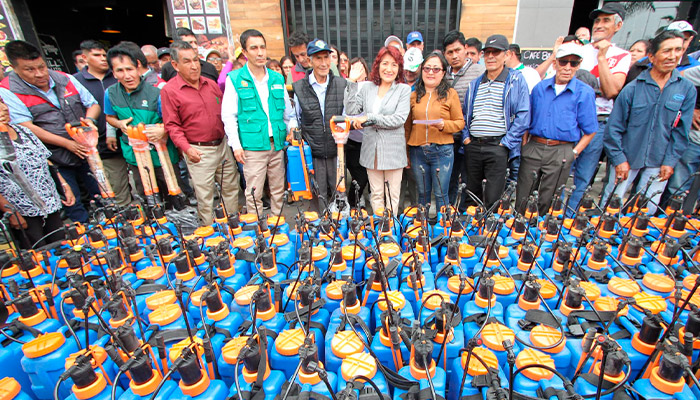 Entregan kits de herramientas, mochilas fumigadoras y títulos de propiedad por Día del Campesino en Barranca