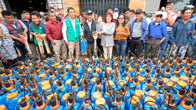 Entregan kits de herramientas, mochilas fumigadoras y títulos de propiedad por Día del Campesino en Barranca