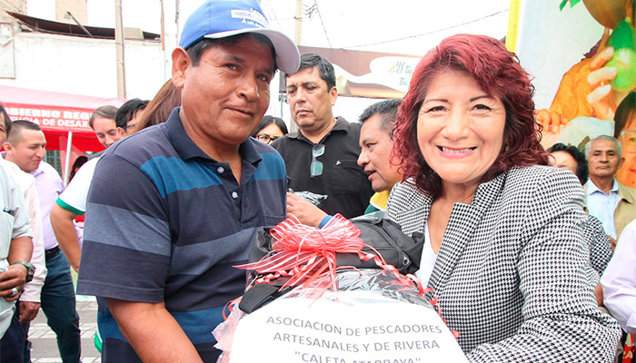 Entregan kits de herramientas, mochilas fumigadoras y títulos de propiedad por Día del Campesino en Barranca