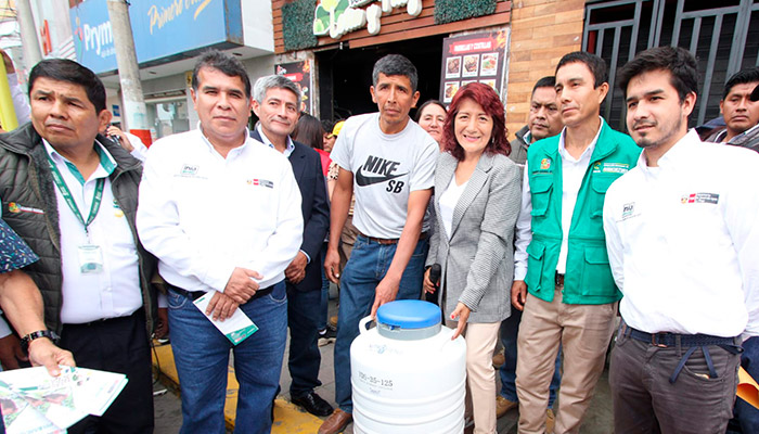 Entregan kits de herramientas, mochilas fumigadoras y títulos de propiedad por Día del Campesino en Barranca