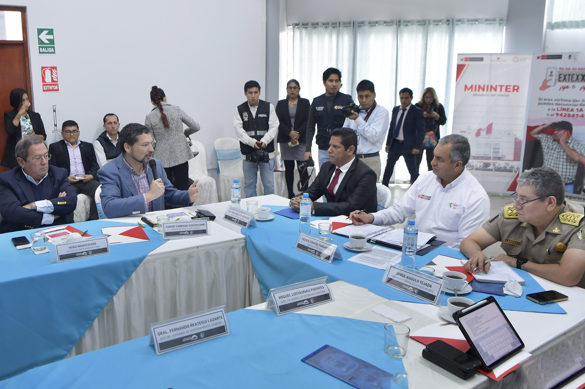 Ministro Vicente Romero con alcalde de balnearios del sur de Lima